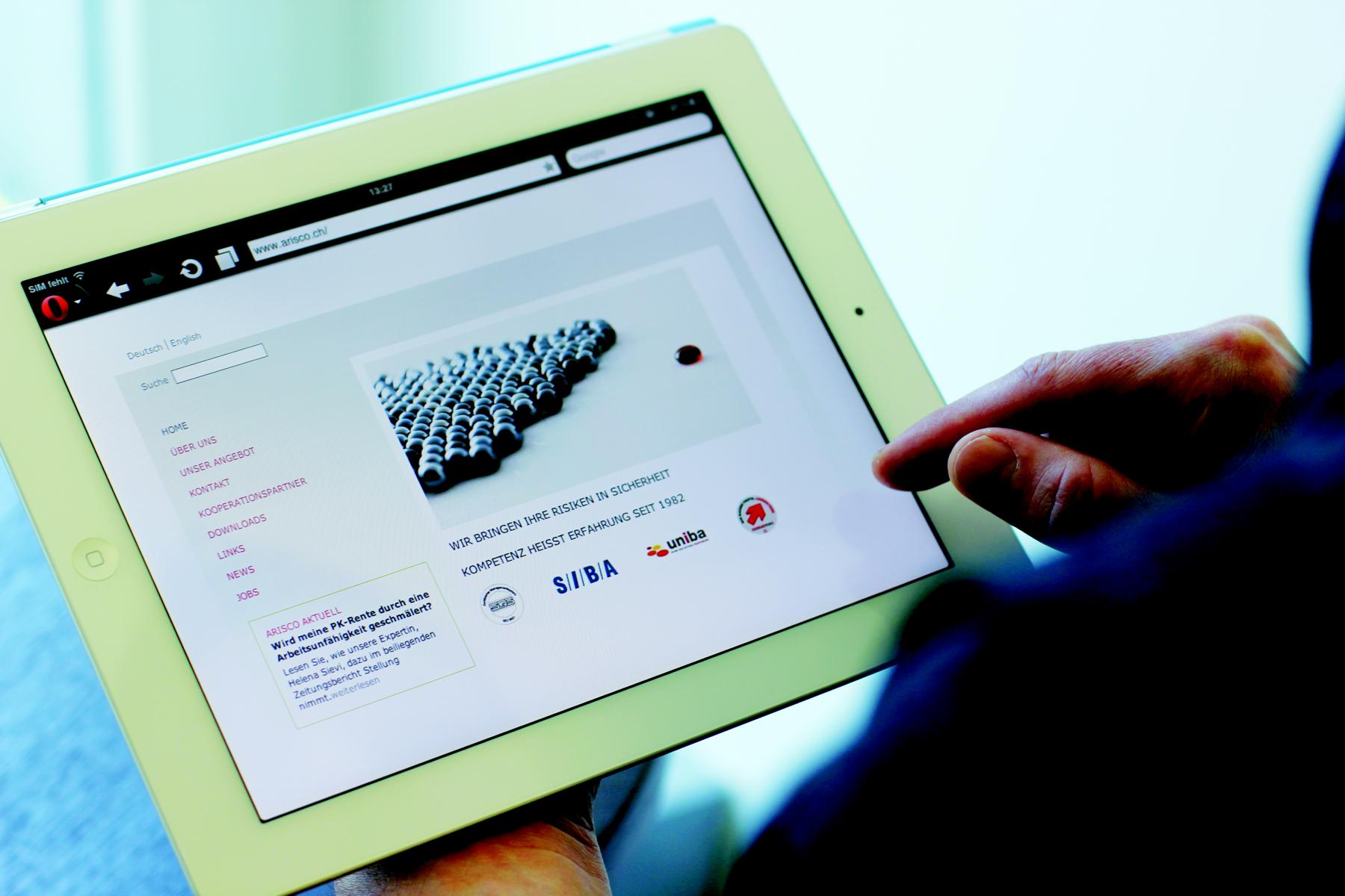 Traditionelle PR Firmenauftritt Arisco: Die neue Arisco-Webseite in der Responsiveansicht auf einem Tablet. Corporate Design für die neue ARISCO Holding AG mit den Divisionen ARISCO Vorsorge AG, ARISCO Versicherungen AG und ARISCO Dienstleistungen AG. ARISCO ist aus einer Firmenfusion entstanden.