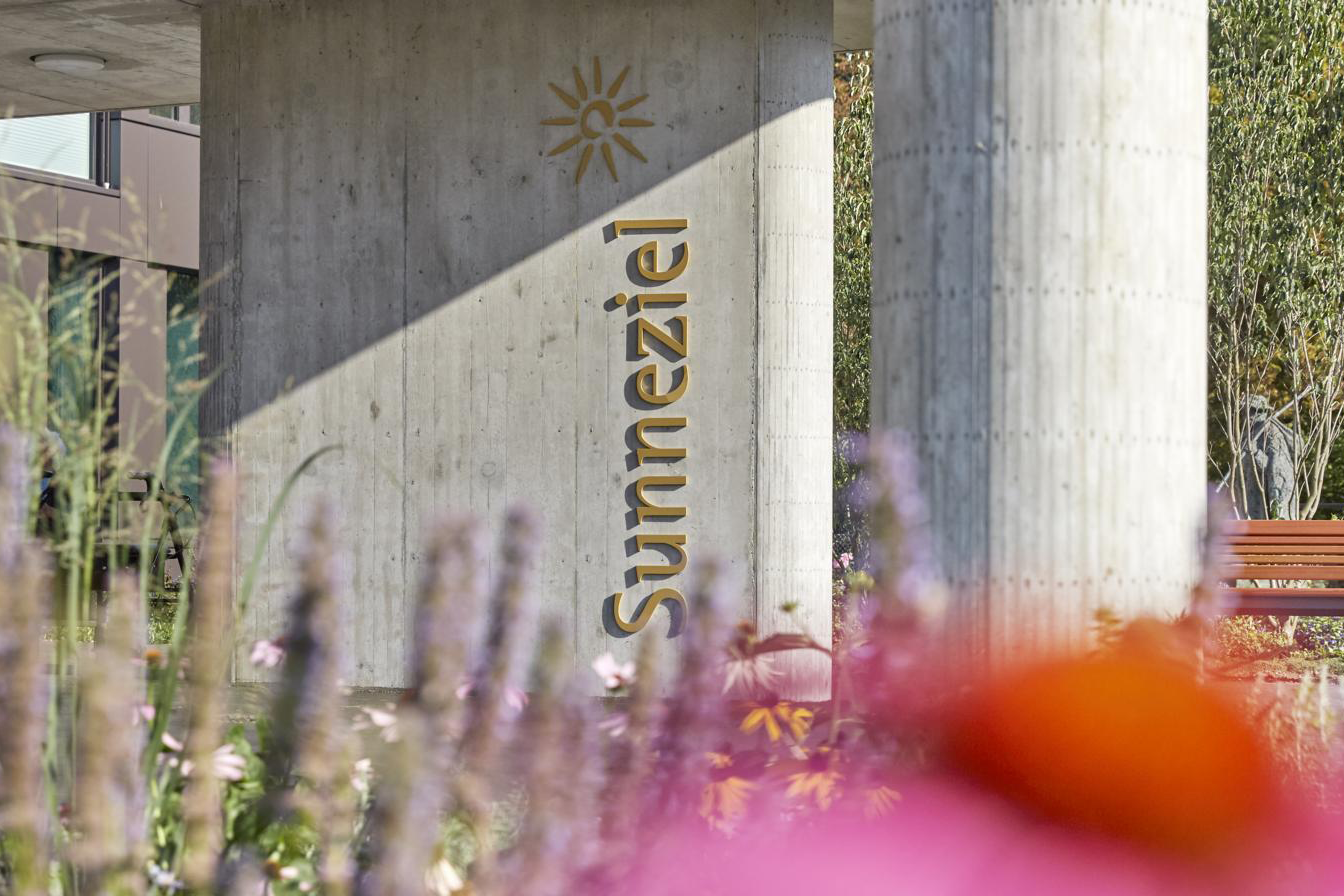 Traditionelle PR Auftritt Sunneziel: Betonsäule mit dem Sunneziel Schriftzug und der dazugehörigen Sonne. PRtools erstellt zum Neubau des Seniorenzentrums eine neue Webseite. Die Webeite wird nach dme CD/CI des Seniorenzentrums Meggen erstellt. Die PRtools GmbH stehen dem Kunden von der Planunung, Konzeption, Design bis zur Schulung zur Seite.