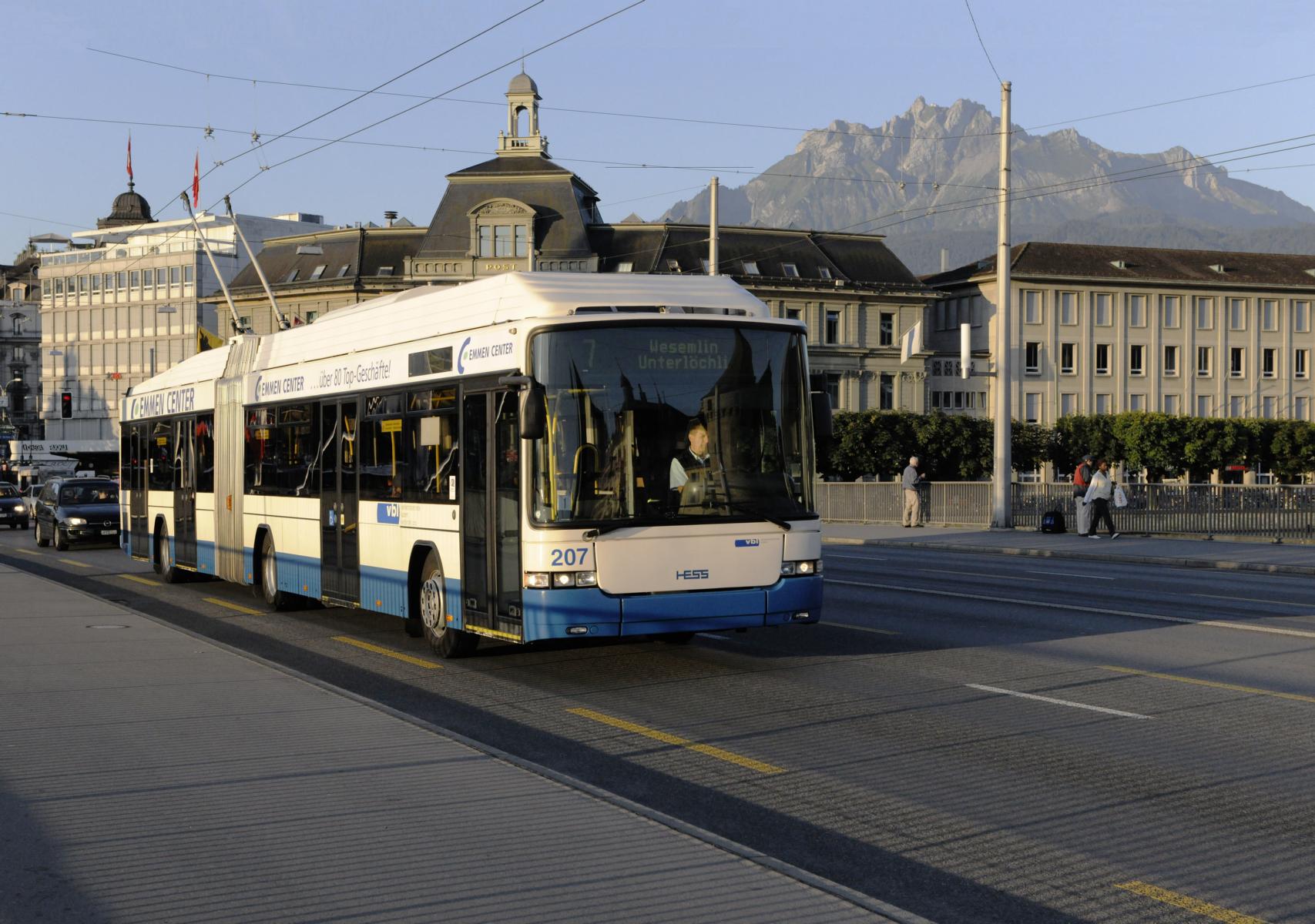 Content Formats Multimedia VBL Busordnung: Ein VBL-Bus mit der Farbe Blau uns weiss in Luzern, Schweiz. Die VBL Fahrgäste der Verkehrsbetriebe Luzern sollen an die wichtigen Verhaltensregeln im Bus aufmerksam und erinnert werden. PRtools hat die Aufgabe die Verhaltensregeln zu kommunizieren. Mit den Medien Traffic Media Screen, Website, Facebook und Fernsehen erstellt die PRtools GmbH einen Animationsfilm welcher im Bus und auf verschiedenen Kanälen gezeigt werden kann, online Promotion und online Marketing.