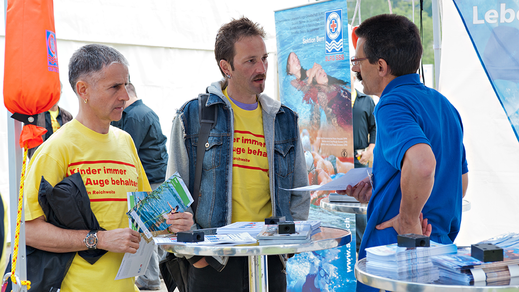 Traditionelle PR Startevent Water-safety: Informationsstand im Freibad Marzili in Bern. Vor dem Kampagnenstart findet der Partner- und Medienevent statt. Massnahmen und der Kopf der Kampagne Didi Dusche werden vorgstellt. Aktiv dabei sind die Partnerorganisationen, welche mit Informationsständen und Beiträgen wichtige Informationen über die Kampagne an Interessenten weitergeben.