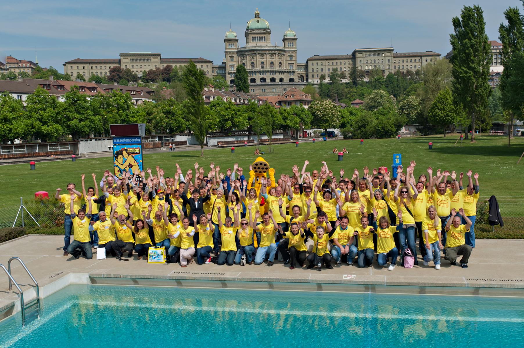 Traditionelle PR Startevent Water-safety: Das BFU-Team beim Start der Water-Safety Kampagne im gelben Kampagnenshirt. Die Gefahren rund um Wasser und vorallem in einer Badi sind gross und nicht allen bewusst. Zum Start der dreijährigen Water-Safety Kampagne der BFU organisiert die PRtools GmbH ein Startevent. Die Kampagne hat als Ziel Ertrinkungsunfällen von Kindern aufzufrischen und Begleitpersonen besser zu informieren.