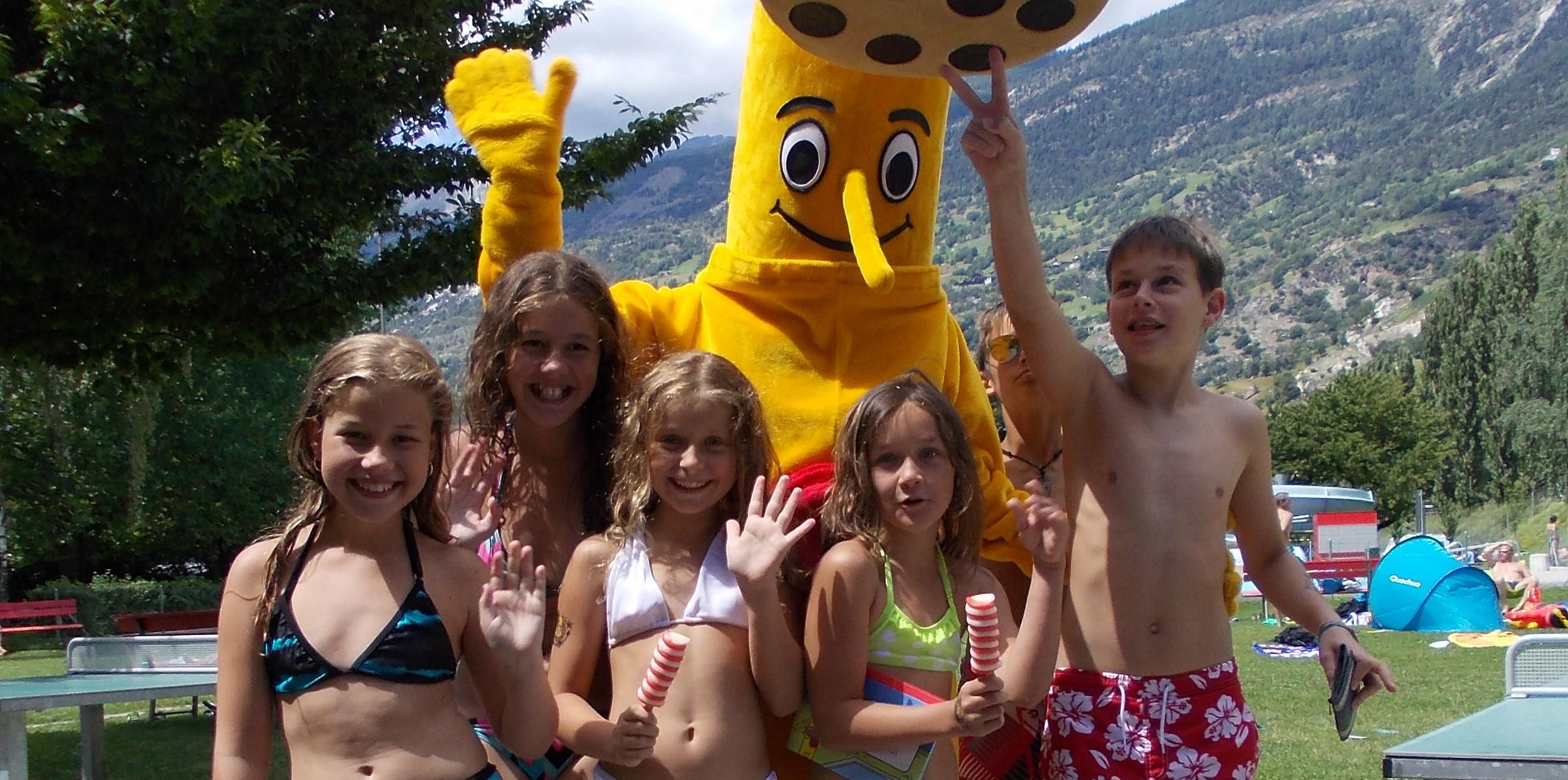 Online PR Water-Safety-Kampagne Facebook-Page: Didi Dusche als Kopf der Kampagne mit Kinder aus dem Freibad. PRtools erarbeitet einen einen Auftritt auf der Social Media Plattform Facebook. Durch geschickt einegesetztes Content Marketing bietet dieser wichtige Informationen und Impressionen zur Water-Safety-Kampagne.