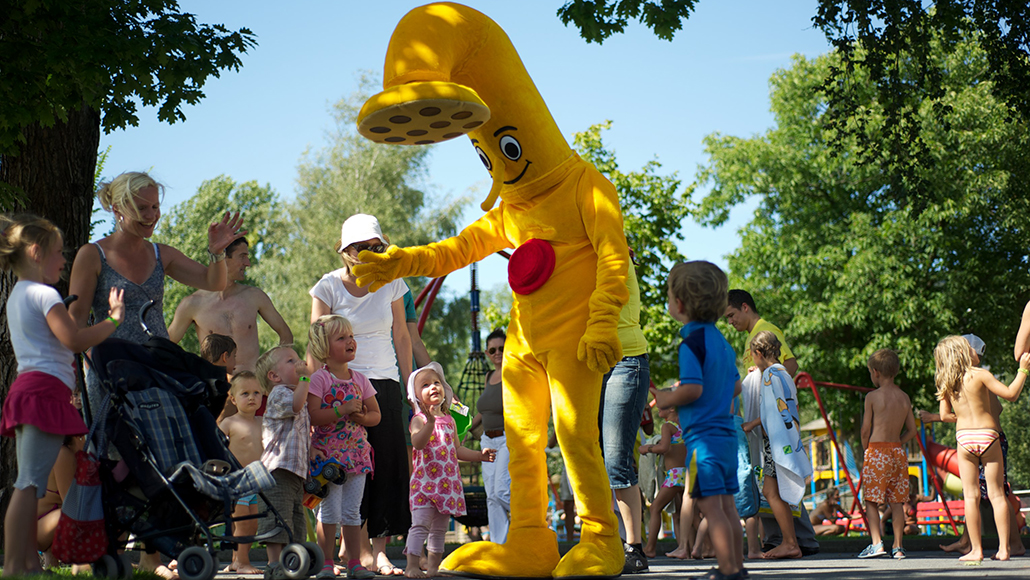 Traditionelle PR Water Safety Run: Didi Dusche der Kopf der Water-Safety-Kampagne begeistert nicht nur die Eltern sondern vorallem die Kinder durch seine Kommunikative Art. Ein Aufklärungsteam informiert Eltern und Betreuungspersonen in den Schweizer Badis zum Thema Wasser-Sicherheit. Das Kampagnensymbol Didi Dusche ist als Publikumsmagnet überall mit dabei und zieht die Aufmerksamkeit auf das Aufklärungsteam.
