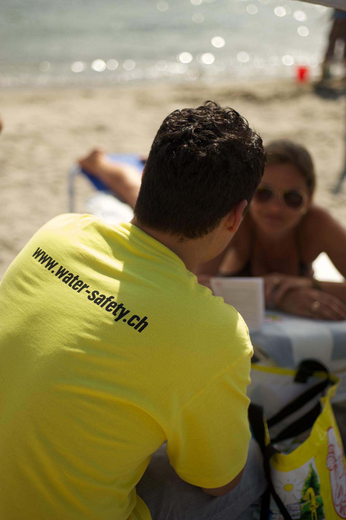 Traditionelle PR Water Safety Run: Tourleiter der Water-Safety-Kampagne mit der Kampagnenbekleidung. Beim erklären des Themas Wassersicherheit in Schweizer badis. Im Rahmen der Multi-Channel-Kampagne Water-Safety organisiert PRtools eine dreimonatige Promotionstour durch Schweizer Badis. Ziel ist die Prävention von Ertrinkungsunfällen bei Kindern. Verschiedene Medien wie printprodukte, Webcontent, Einsatz von Digitalmedien, Produkte für Badbearbeiter und Kampagnen werden von PRtools konzipiert und bis zum Kampagnenende betreut.